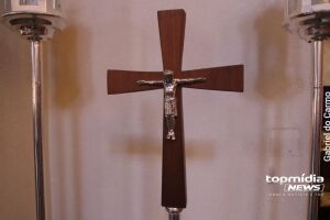 Ferida e com filha de 4 anos, mulher corre para igreja para escapar de companheiro em Corumb&aacute;