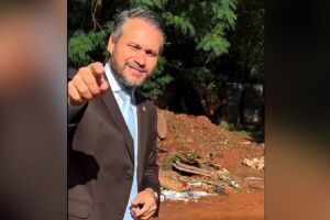 Que fase! Aliado fiscaliza obra da prefeita e ainda toma processo de R$ 100 mil (v&iacute;deo)