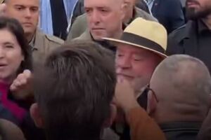 Lula &eacute; abra&ccedil;ado por pequeno grupo em Tr&ecirc;s Lagoas