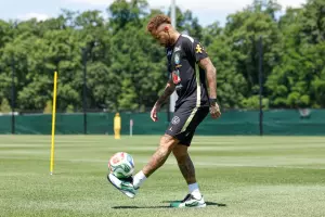 Neymar aparece fazendo embaixadinhas em treino da Sele&ccedil;&atilde;o Brasileira (v&iacute;deo)