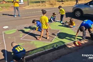 No ritmo do hexa, fam&iacute;lias se re&uacute;nem para pintar rua para a Copa do Mundo em Campo Grande (v&iacute;deo)