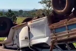 Caminhonete com carretinha tomba na BR-060 entre Campo Grande e Sidrol&acirc;ndia (v&iacute;deo)