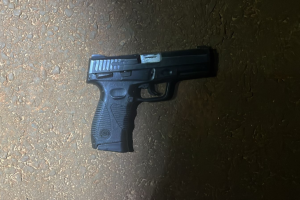 Com o jovem foram apreendidas uma arma de fogo e uma motocicleta com registro de furto