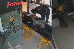 Ladr&atilde;o arromba e invade pizzaria para furtar R$ 48 em Campo Grande (v&iacute;deo)
