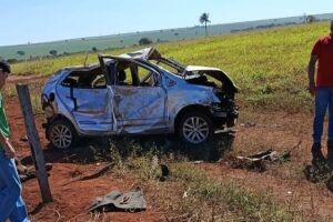 Ve&iacute;culo com duas pessoas capota na MS-316, entre Para&iacute;so das &Aacute;guas e Pouso Alto