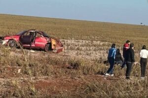 Mulher morre ao ser arremessada de carro durante capotamento na MS-386 (v&iacute;deo)