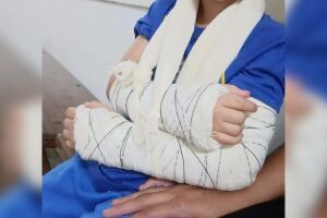 Crian&ccedil;a de 5 anos quebra os bra&ccedil;os na escola e fam&iacute;lia denuncia omiss&atilde;o de socorro