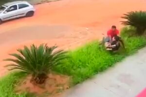Dupla &eacute; presa ao atacar e roubar mulher no Noroeste; pol&iacute;cia indica tentativa de estupro (v&iacute;deo)