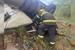 Carreta tomba em rotat&oacute;ria e homem morre preso &agrave;s ferragens em Corumb&aacute;