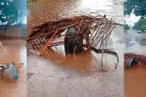 Chuva alaga cruzamento e moradores sinalizam buraco na Vila Bandeirantes (v&iacute;deo)
