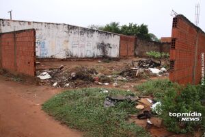 Homem &eacute; encontrado morto com 10 facadas em terreno baldio do Jardim dos Macaubas (v&iacute;deo)