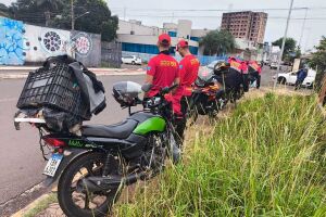 Motoentregador fica em estado grave ao atropelar morador de rua na Zahran (v&iacute;deo)