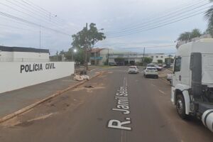 Ap&oacute;s furto, familiares de envolvidos brigam em frente &agrave; delegacia em Navira&iacute;