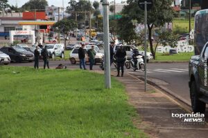 Acidente entre motocicleta e caminhonete termina em soco na Vila Olinda (v&iacute;deo)