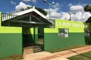 Aluno &eacute; flagrado com fac&atilde;o dentro de escola estadual no Coophasul