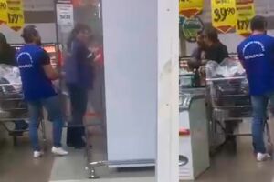 A&ccedil;&atilde;o da pol&iacute;cia apreende mais de uma tonelada de produtos no Assa&iacute; da Duque da Caxias (v&iacute;deo)