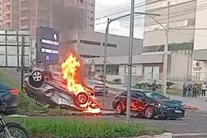 Carro capota em acidente e pega fogo em Campo Grande (v&iacute;deo)
