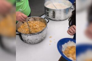 Pais reclamam da merenda e denunciam proibi&ccedil;&atilde;o de lanche trazido de casa em escola em Campo Grande