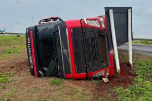 Carreta sai da pista e tomba na MS-157, em Maracaju