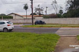 Motociclista bate em carro durante manuten&ccedil;&atilde;o de sem&aacute;foros na Duque de Caxias (v&iacute;deo)