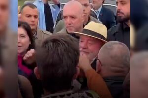 Lula &eacute; abra&ccedil;ado por pequeno grupo em Tr&ecirc;s Lagoas
