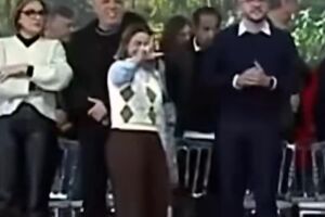 Soraya Thronicke faz o 'L' e diz que pol&iacute;tica deve ser feita 'com amor' (v&iacute;deo)