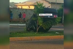 Jovem capota carro e vai preso por embriaguez ao volante em Ribas do Rio Pardo