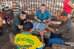 Sem espa&ccedil;o para a 'gurizada', domin&oacute; dos veteranos anima a Pra&ccedil;a Ary Coelho (v&iacute;deo)