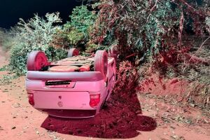 Carro com cinco pessoas bate em &aacute;rvore e capota em Nova Andradina