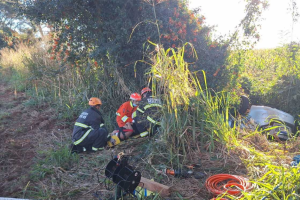 Condutor perde o controle e capota carro com 6 pessoas em Caarap&oacute;