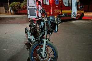 Batida entre carro e moto deixa motociclista ferido em Chapad&atilde;o do Sul