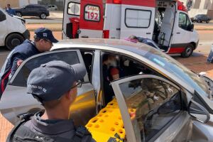 Batida entre van e carro deixa motorista presa &agrave;s ferragens em Tr&ecirc;s Lagoas