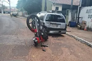 Motociclista bate em carro parado e &eacute; lan&ccedil;ado de moto em Coxim 