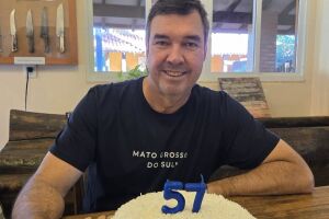 Entre parab&eacute;ns e acenos, anivers&aacute;rio de Riedel exp&otilde;e for&ccedil;a da base do pr&eacute;-candidato &agrave; reelei&ccedil;&atilde;o