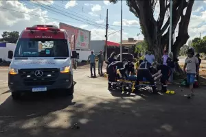 Motociclista atropelado em rotat&oacute;ria morre no hospital, em Dourados (v&iacute;deo)