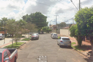 Dupla coloca arma na cabe&ccedil;a de motorista e leva carro na Vila Planalto
