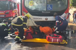 Motociclista fica presa embaixo de &ocirc;nibus em acidente grave na Vila Bandeirante (v&iacute;deo)