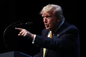 Trump cumpre amea&ccedil;a e imp&otilde;e tarifa de 25% a produtos brasileiros