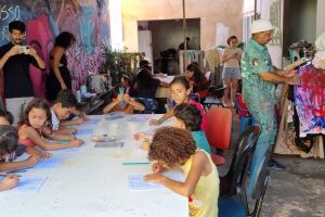 Crian&ccedil;as transformam roupas esquecidas em moda sustent&aacute;vel na Vila Nhanh&aacute;