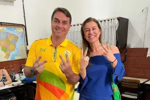 Ap&oacute;s crise com Michelle, Fl&aacute;vio escala esposa para atrair mulheres
