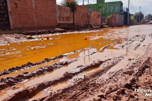 Ilhados em casa, moradores do Novo Samambaia reclamam de rua alagada (v&iacute;deo)