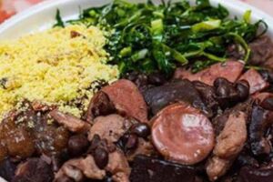 Fam&iacute;lia faz feijoada solid&aacute;ria para ajudar idosa que corre risco de perder a vis&atilde;o