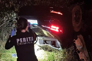 Carro colide com motocicleta, capota e mata homem na MS-488, em Itaquira&iacute;