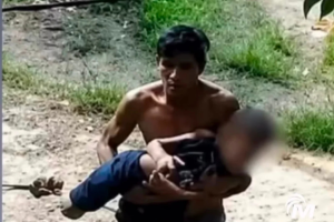 C&acirc;mera flagra pai pedindo socorro ap&oacute;s filho de 6 anos ser esfaqueado (v&iacute;deo)