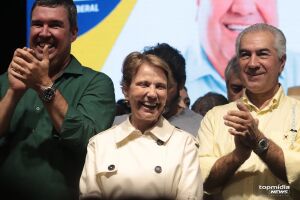 Reinaldo e Riedel caminham juntos 