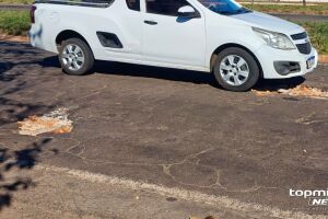 Cansado das condi&ccedil;&otilde;es da rua de Campo Grande, morador tampa buracos com entulho (v&iacute;deo)