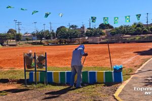 Aos 76 anos, idoso ajuda a manter arena esportiva limpa no bairro Alves Pereira (v&iacute;deo)
