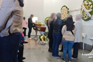 Sob forte como&ccedil;&atilde;o, vel&oacute;rio re&uacute;ne familiares e amigos de piloto morto em acidente a&eacute;reo (v&iacute;deo)