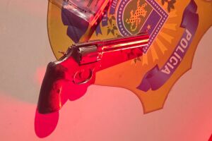 Arma apreendida no local