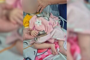 Fam&iacute;lia espera vaga para beb&ecirc; internada na UPA Leblon desde domingo